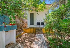Villa surrounded by nature, with energy autonomy and high rental potential. Villa surrounded by nature, with energy autonomy and high rental potential.
