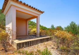 Villa surrounded by nature, with energy autonomy and high rental potential. Villa surrounded by nature, with energy autonomy and high rental potential.