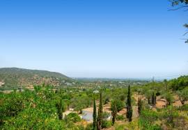 Villa surrounded by nature, with energy autonomy and high rental potential. Villa surrounded by nature, with energy autonomy and high rental potential.