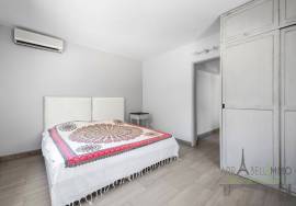 Villa surrounded by nature, with energy autonomy and high rental potential. Villa surrounded by nature, with energy autonomy and high rental potential.