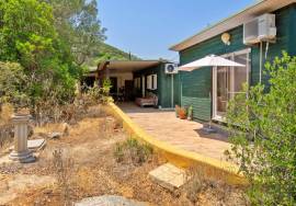 Villa surrounded by nature, with energy autonomy and high rental potential. Villa surrounded by nature, with energy autonomy and high rental potential.