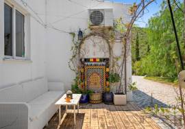 Villa surrounded by nature, with energy autonomy and high rental potential. Villa surrounded by nature, with energy autonomy and high rental potential.