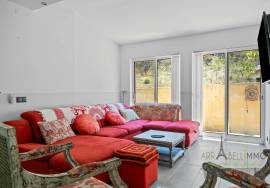 Villa surrounded by nature, with energy autonomy and high rental potential. Villa surrounded by nature, with energy autonomy and high rental potential.