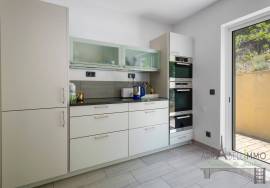 Villa surrounded by nature, with energy autonomy and high rental potential. Villa surrounded by nature, with energy autonomy and high rental potential.