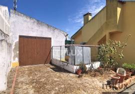 2 bedroom villa with large plot of land in Vendas Novas