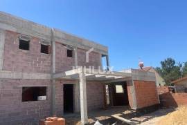 3 bedroom semi-detached house with garage and garden 3 bedroom semi-detached house with garage and garden