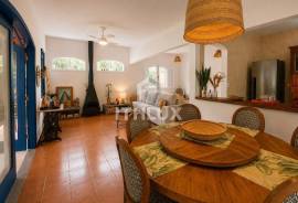 Charming Villa with Fireplace, Pool and 2,380m² of Land | Alvorada Condominium, Demétria