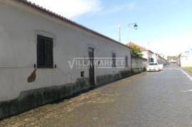 3 + 1 bedroom bank villa consisting of 2 floors with 280 m2 and patio with 441 m2 located in the center of Alvito