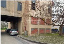 Walled stall store with 208 m2 located on Rua do Jornal O Riomaiorense in Rio Maior.