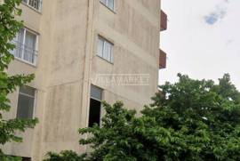 Walled stall store with 208 m2 located on Rua do Jornal O Riomaiorense in Rio Maior.