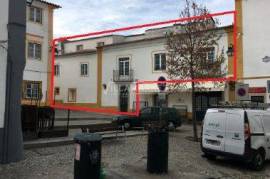6 bedroom bank villa consisting of 3 floors and an uncovered patio with 331m2 located in the center of Évora