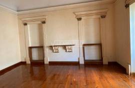 6 bedroom bank villa consisting of 3 floors and an uncovered patio with 331m2 located in the center of Évora