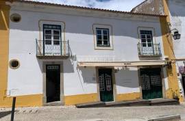 6 bedroom bank villa consisting of 3 floors and an uncovered patio with 331m2 located in the center of Évora