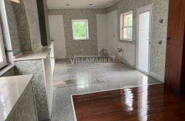 6 bedroom bank villa consisting of 3 floors and an uncovered patio with 331m2 located in the center of Évora