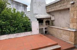 6 bedroom bank villa consisting of 3 floors and an uncovered patio with 331m2 located in the center of Évora