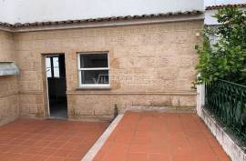 6 bedroom bank villa consisting of 3 floors and an uncovered patio with 331m2 located in the center of Évora