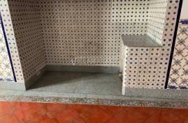 6 bedroom bank villa consisting of 3 floors and an uncovered patio with 331m2 located in the center of Évora