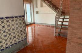 6 bedroom bank villa consisting of 3 floors and an uncovered patio with 331m2 located in the center of Évora