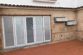 6 bedroom bank villa consisting of 3 floors and an uncovered patio with 331m2 located in the center of Évora