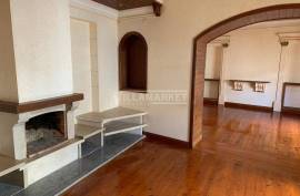 6 bedroom bank villa consisting of 3 floors and an uncovered patio with 331m2 located in the center of Évora