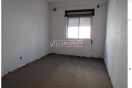 1 bedroom bank apartment on the ground floor of a small building located in Baixa da Banheira, municipality of Moita