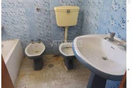1 bedroom bank apartment on the ground floor of a small building located in Baixa da Banheira, municipality of Moita