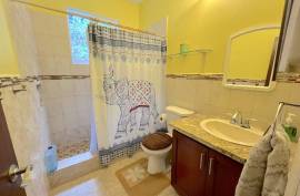 RH-290 Comfortable 3 bed 2 bath apartment, Carrot Bay
