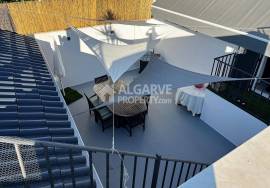Furnished 3-Bedroom Single-Story Villa with Annex and Roof Terrace near Faro