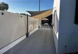 Furnished 3-Bedroom Single-Story Villa with Annex and Roof Terrace near Faro