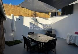 Furnished 3-Bedroom Single-Story Villa with Annex and Roof Terrace near Faro