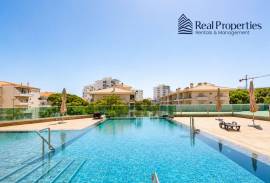 2 bedroom apartment, in a condominium with communal pool, in Quarteira