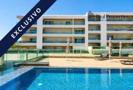 2 bedroom apartment, in a condominium with communal pool, in Quarteira