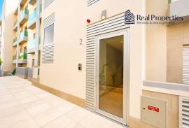 2 bedroom apartment, in a condominium with communal pool, in Quarteira