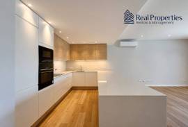 2 bedroom apartment, in a condominium with communal pool, in Quarteira