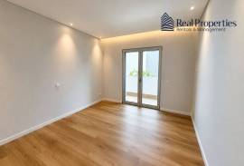 2 bedroom apartment, in a condominium with communal pool, in Quarteira