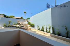 2 bedroom apartment, in a condominium with communal pool, in Quarteira