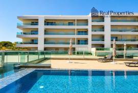 2 bedroom apartment, in a condominium with communal pool, in Quarteira