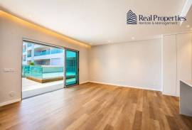 2 bedroom apartment, in a condominium with communal pool, in Quarteira
