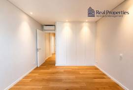 2 bedroom apartment, in a condominium with communal pool, in Quarteira