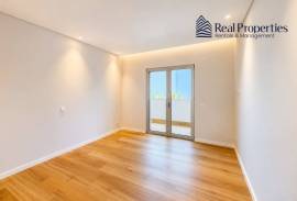 2 bedroom apartment, in a condominium with communal pool, in Quarteira