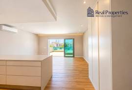 2 bedroom apartment, in a condominium with communal pool, in Quarteira