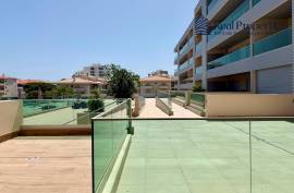 2 bedroom apartment, in a condominium with communal pool, in Quarteira