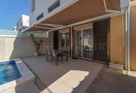 Tavira – Contemporary 3-bedroom semi-detached villa with lift, pool and sea views