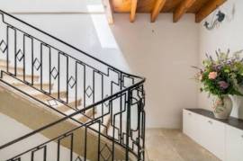 A Delightful, Fully Renovated Village House Offering 116 M2 Of Living Space With 3 Bedrooms, Combining Comfort And Authenticity.