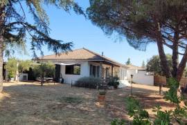 A Lovely Countryside House Setting In The Heart Of The Vineyards, Set On 4000 M2 Of Land With A Swimming Pool And Close To All Amenities.