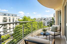 Vacant 3-Room Apartment with 2 Bathrooms, Balcony, Parking & Concierge Service in Prenzlauer Berg