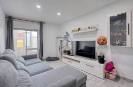 2 bedroom apartment in Lagoa, central area. Well located.