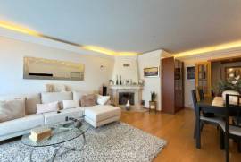 Apartamento T4 com Garagem box, na Amadora