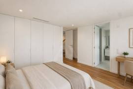 Moradia contemporânea com 4 quartos, piscina e vista para a cidade em Cascais, a poucos minutos da praia.