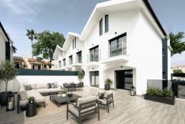 Moradia contemporânea com 4 quartos, piscina e vista para a cidade em Cascais, a poucos minutos da praia.